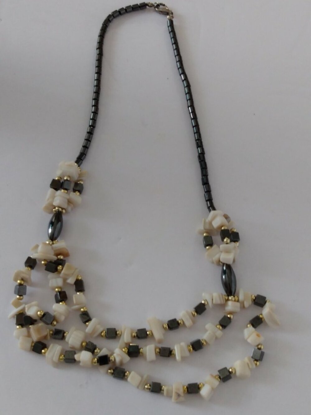 Vintage Hematite Bead & Shell Festoon Necklace - 17 inches long. Excellent item. - Picture 3 of 8